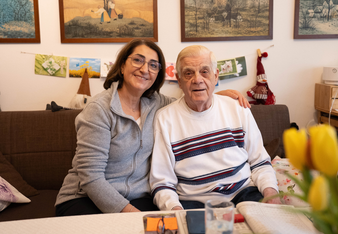 Geschäftsführerin des Pflegedienstes Gani mit einem betreuten Senior in häuslicher Umgebung Geschäftsführerin des Pflegedienstes Gani mit einem betreuten Senior in häuslicher Umgebung